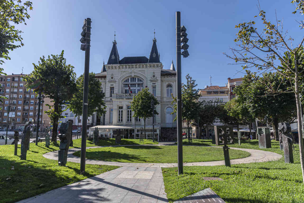 Vizcaya - Bermeo 25 - museo Nestor Basterretxea Aretoa y escultura Euskal Kosmogonia.jpg